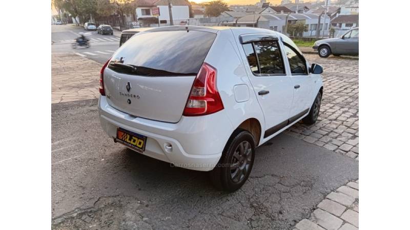 RENAULT - SANDERO - 2011/2012 - Branca - R$ 32.990,00