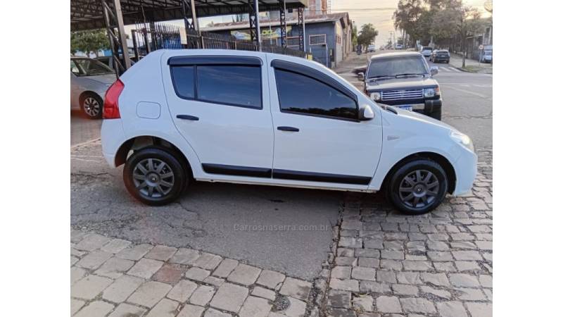 RENAULT - SANDERO - 2011/2012 - Branca - R$ 32.990,00