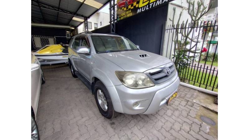 TOYOTA - HILUX SW4 - 2006/2007 - Prata - Sob Consulta