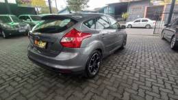 FORD - FOCUS - 2014/2015 - Cinza - R$ 54.990,00