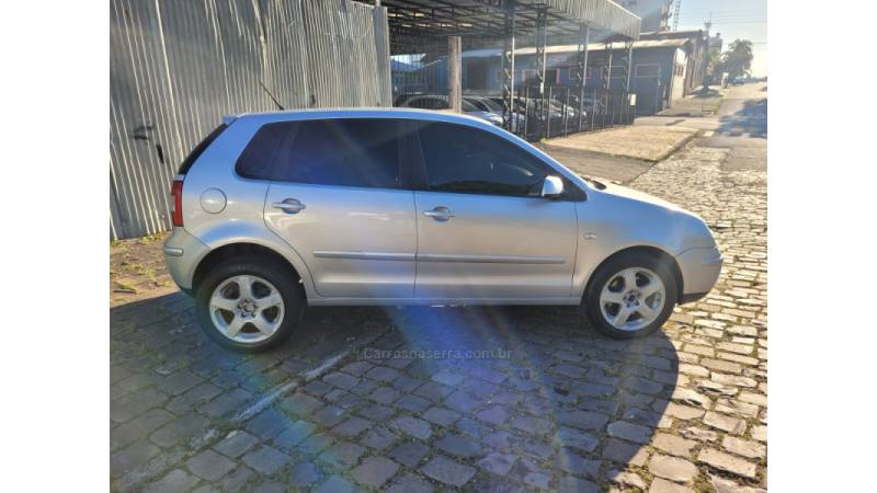 VOLKSWAGEN - POLO - 2002/2003 - Prata - R$ 19.990,00