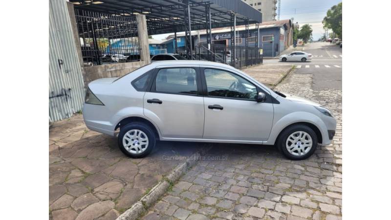 FORD - FIESTA - 2010/2011 - Prata - R$ 33.990,00