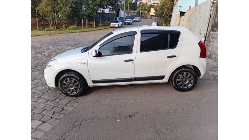 RENAULT - SANDERO - 2011/2012 - Branca - R$ 32.990,00
