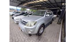 TOYOTA - HILUX SW4 - 2006/2007 - Prata - Sob Consulta