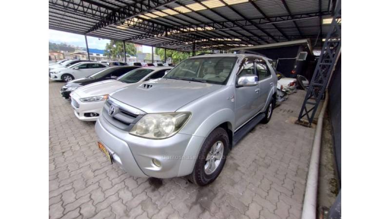 TOYOTA - HILUX SW4 - 2006/2007 - Prata - Sob Consulta