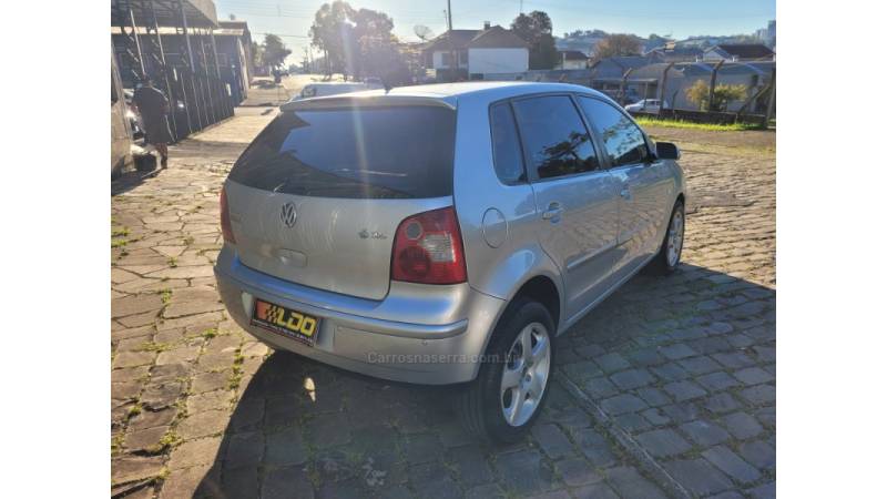 VOLKSWAGEN - POLO - 2002/2003 - Prata - R$ 19.990,00