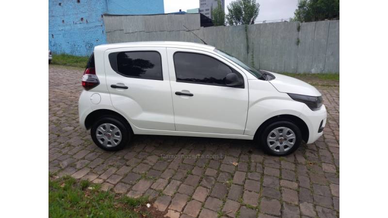 FIAT - MOBI - 2016/2017 - Branca - R$ 35.990,00